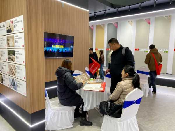 鹏鸿亮相中国北方整装定制门业展，展位吸睛，人气爆棚