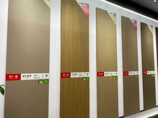鹏鸿亮相中国北方整装定制门业展，展位吸睛，人气爆棚