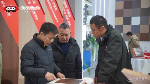 团团圆圆登陆郑州家具展，护童板健康行燃爆中原！