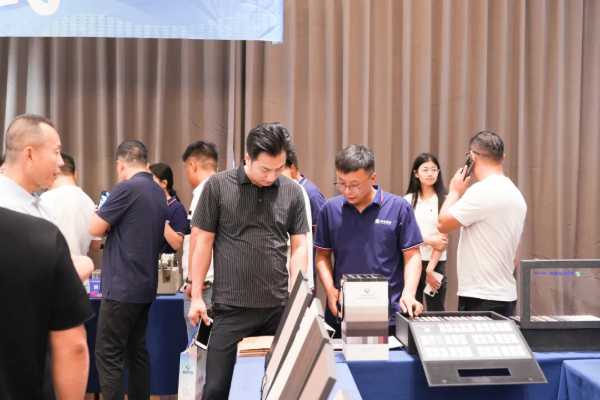 拥抱2025，点亮25城！新港仿生精板2024品牌万里行圆满收官！