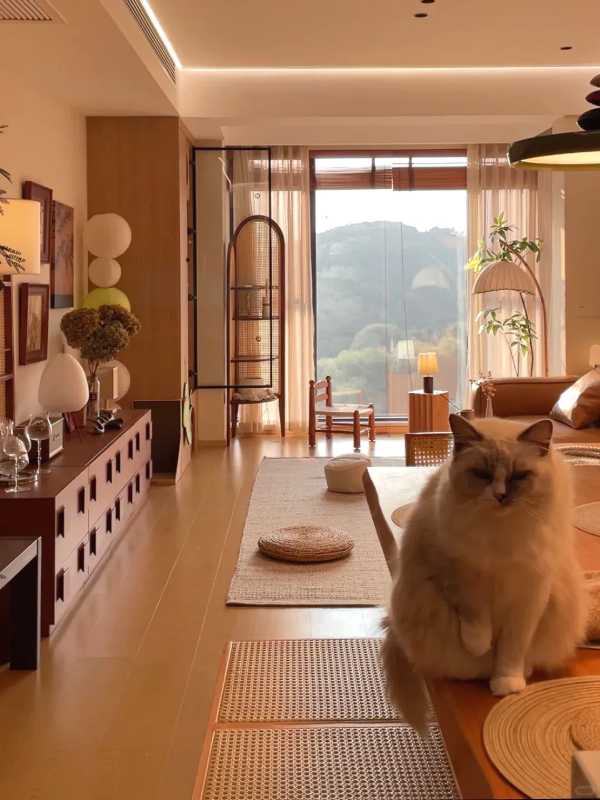 大王椰丨75平小家的原木温馨格调，因同步对纹板材装点尽显质感