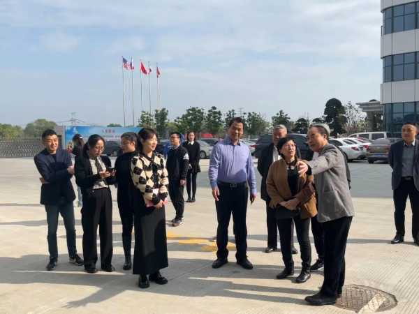 热烈欢迎中国林产工业协会会长王满一行莅临永吉地板参观指导