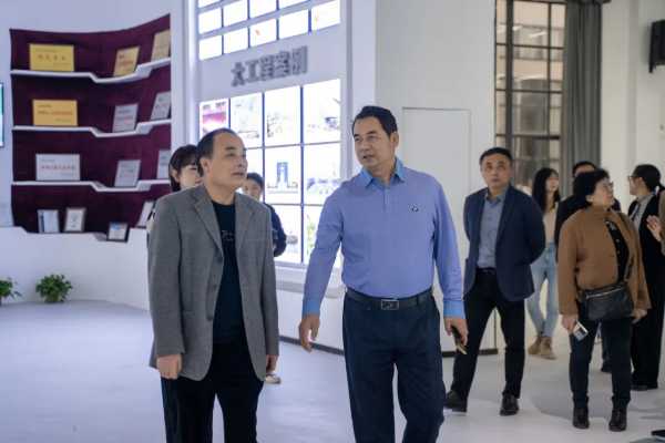 热烈欢迎中国林产工业协会会长王满一行莅临永吉地板参观指导