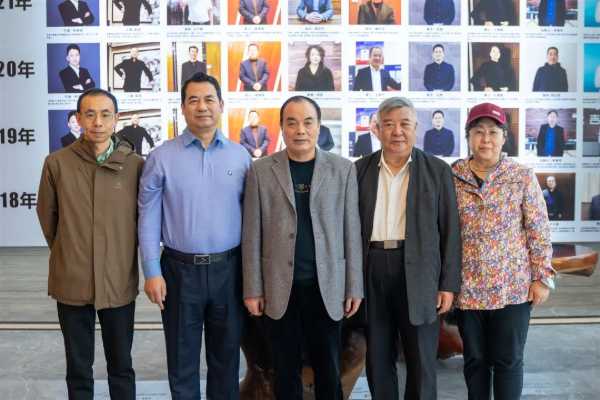 热烈欢迎中国林产工业协会会长王满一行莅临永吉地板参观指导