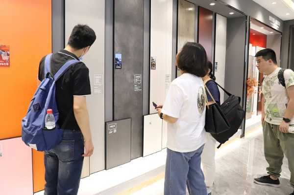 欢迎南京战略合作定制工厂一行到访大王椰考察交流