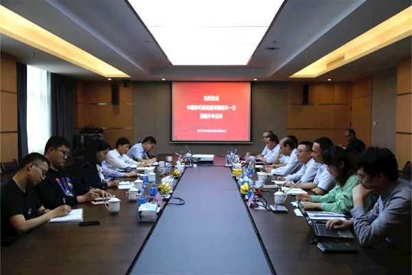 云峰莫干山与中国林科院木工所就“高色牢度重组装饰材”科技攻关项目正式签约
