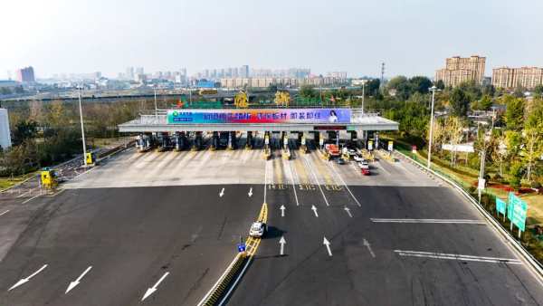 新港仿生精板全域媒体震撼发布，霸屏模式引燃全国！