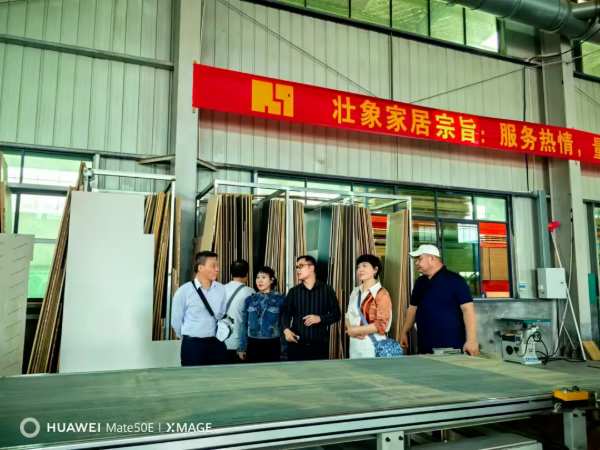 “走进壮象，抒写香杉”采风活动近日在广西融安举办