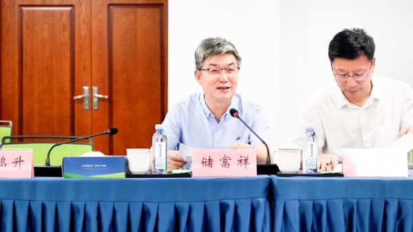 新港集团和东北林业大学共同研发的仿生无醛刨花板新技术/新产品通过4项“国际领先”水平鉴定！