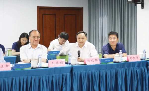 新港集团和东北林业大学共同研发的仿生无醛刨花板新技术/新产品通过4项“国际领先”水平鉴定！