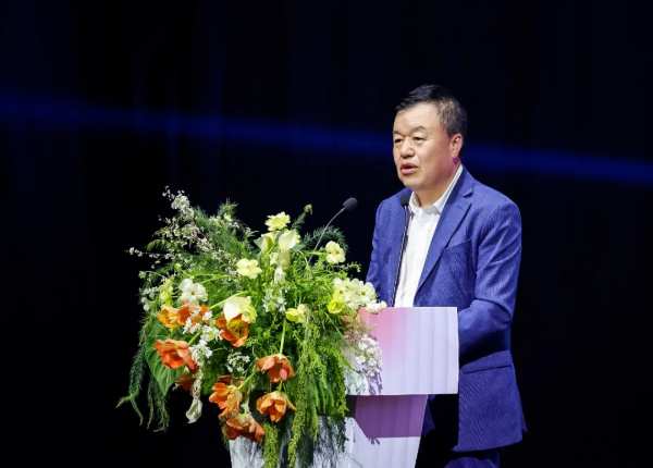 新港集团以仿生科技为核心构建新质生产力，重磅发布仿生精板系列产品和高效运营模式