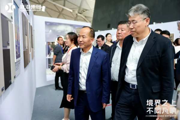 新港集团以仿生科技为核心构建新质生产力，重磅发布仿生精板系列产品和高效运营模式