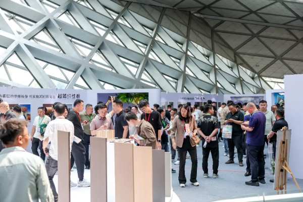 新港集团以仿生科技为核心构建新质生产力，重磅发布仿生精板系列产品和高效运营模式