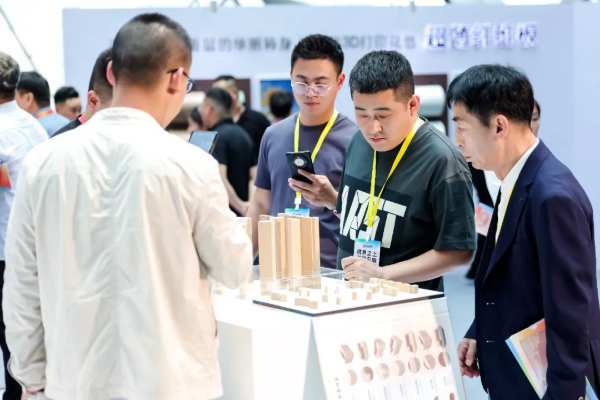 新港集团以仿生科技为核心构建新质生产力，重磅发布仿生精板系列产品和高效运营模式