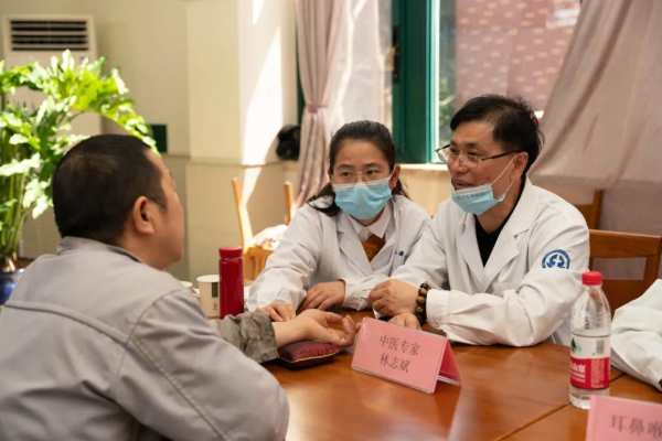 德华兔宝宝开展员工关怀健康义诊活动