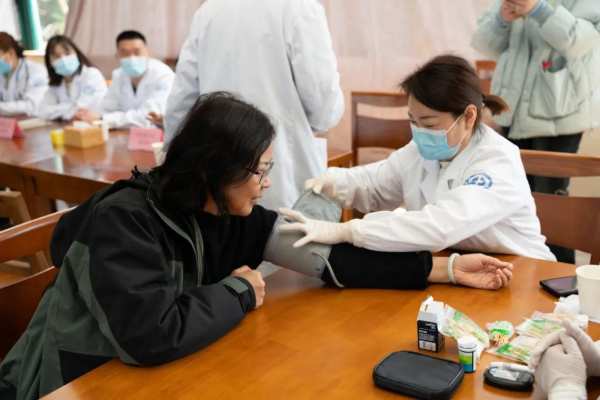 德华兔宝宝开展员工关怀健康义诊活动