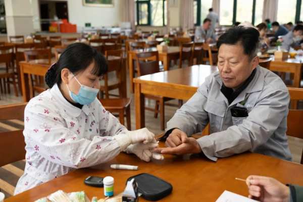 德华兔宝宝开展员工关怀健康义诊活动