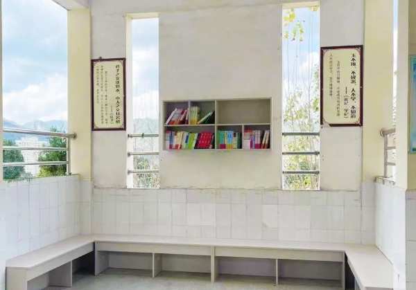 兔宝宝“护童学·创未来”贵州站 为甘塘中学捐赠柜体图书
