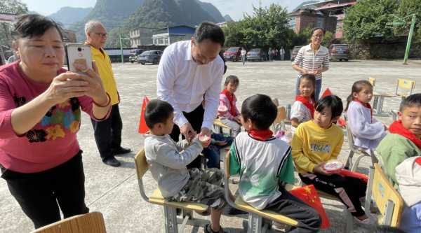 捐资助学 情暖童心一一壮象捐资助学走进泗顶山贝小学