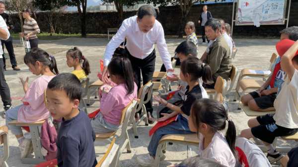 捐资助学 情暖童心一一壮象捐资助学走进泗顶山贝小学