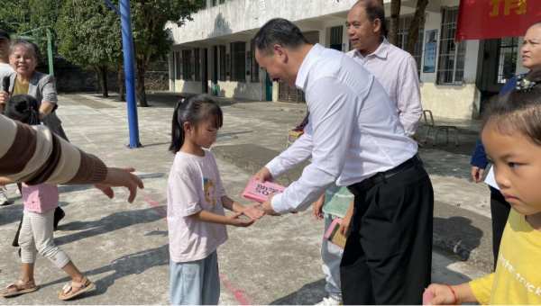 捐资助学 情暖童心一一壮象捐资助学走进泗顶山贝小学