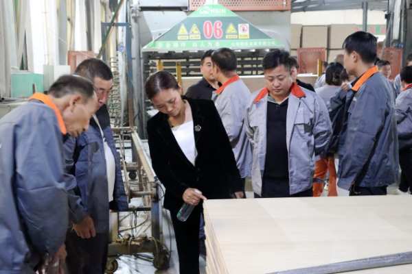 菏泽东明县合作商一行莅临隆饰板材生产基地参观交流