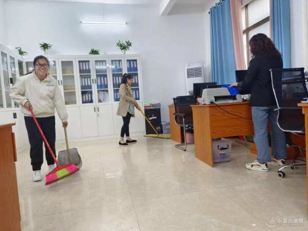 助力焕新颜 广西伟新木业投资集团开展“环境清洁日”活动