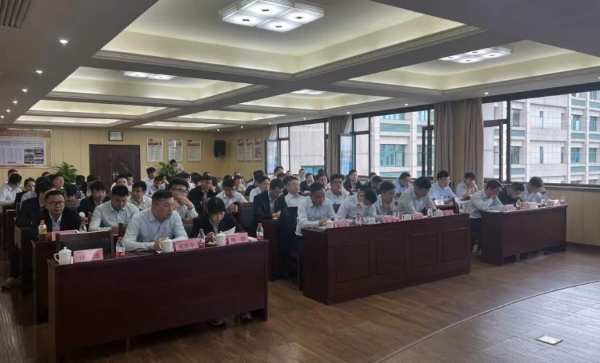 热血冲刺，攀登巅峰！兔宝宝家居召开“登峰计划”三季度总结大会
