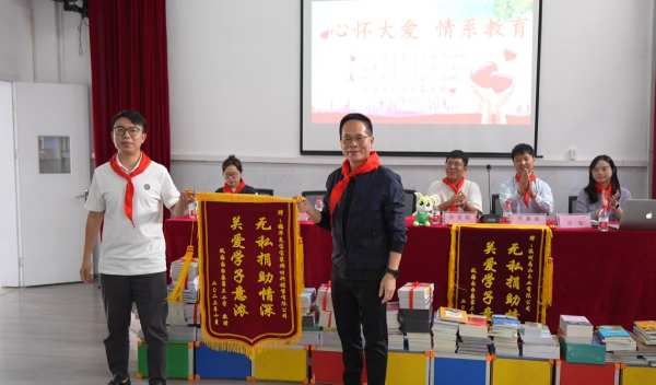 “兔宝宝”为南白象三小捐赠图书、书柜，打造爱心阅览室