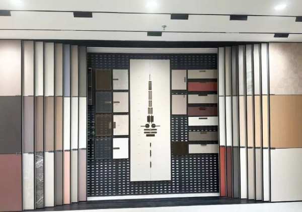 板材品牌迎来C端营销新纪元，解锁新港仿生精板把店开进万达的底气！