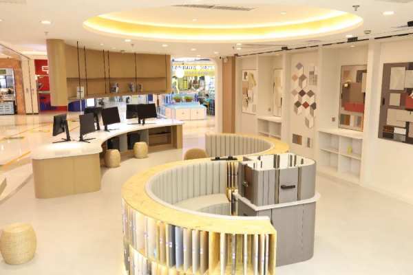 板材品牌迎来C端营销新纪元，解锁新港仿生精板把店开进万达的底气！