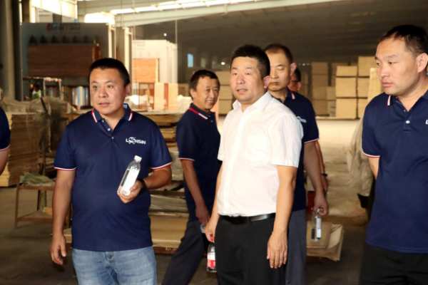 热烈欢迎山东·泰安合作伙伴莅临隆饰板材生产基地参观交流