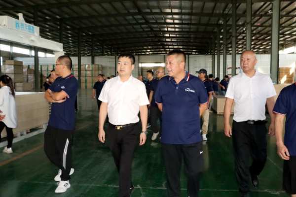 热烈欢迎山东·泰安合作伙伴莅临隆饰板材生产基地参观交流