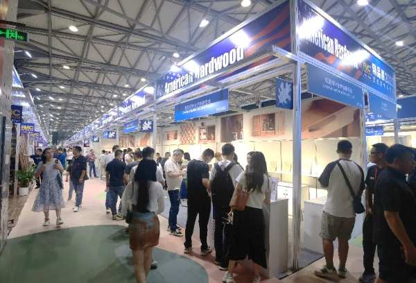 美国阔叶木外销委员携多家会员公司亮相中国国际家具展览会