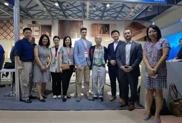 美国阔叶木外销委员携多家会员公司亮相中国国际家具展览会
