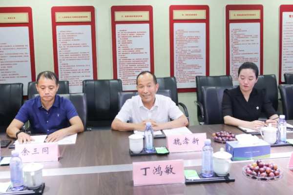 携手并进、共谋发展丨德华兔宝宝董事长丁鸿敏一行莅临新港集团参观指导