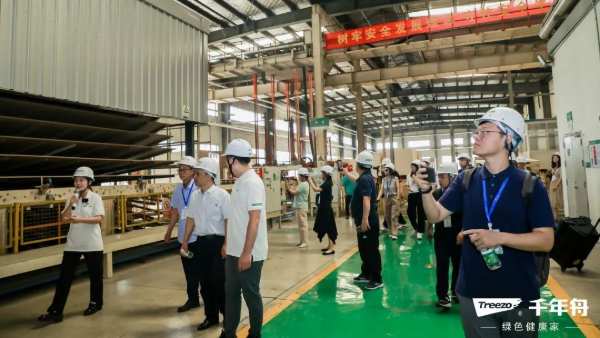 绿色工厂行丨百人考察团走进千年舟日照智能工厂，看「一张好板」引领绿色智造