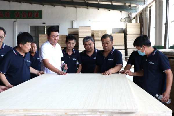 共筑品牌 共赢未来 | 隆饰板材济南代理商前往总部参观