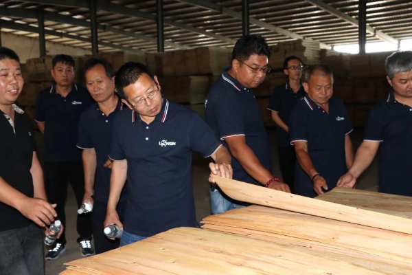 共筑品牌 共赢未来 | 隆饰板材济南代理商前往总部参观
