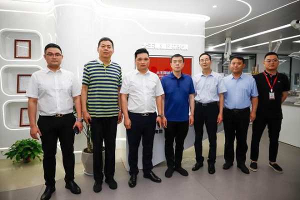 平邑县委副书记任大鹏、县木业专班领导一行莅临大王椰参访调研