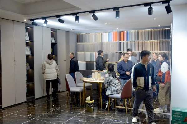 展会速递丨各地客商来优饰工厂参观考察,洽谈合作