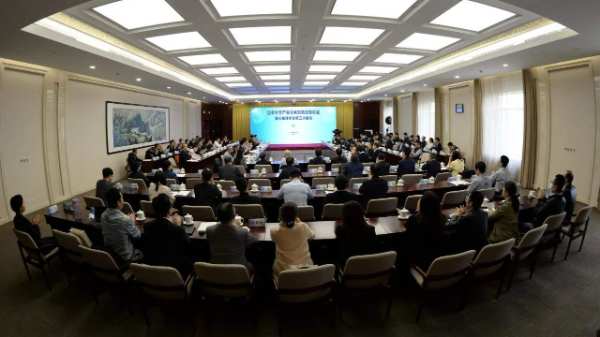 新港集团获批“仿生无醛人造板专业实验室”并进行“轻质高强刨花板制造关键技术”创新成果发布