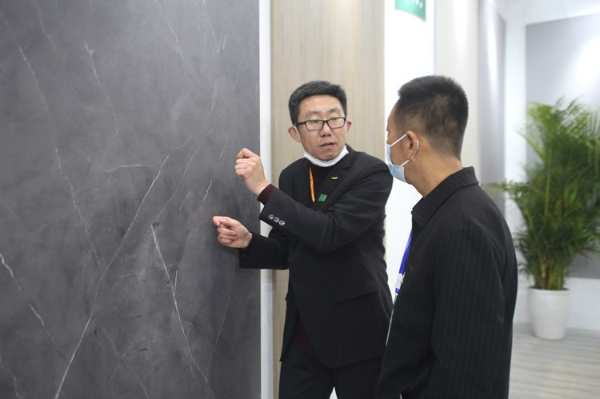 腾飞玻晶板：2023中国北方整装定制门业展览会新品绽放