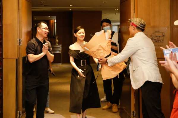 签约完成！著名影视演员——曹艳正式成为“XUELING雪岭”板材形象代言人