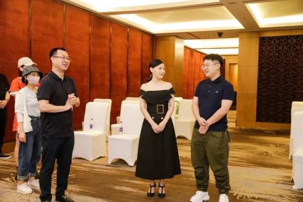 签约完成！著名影视演员——曹艳正式成为“XUELING雪岭”板材形象代言人