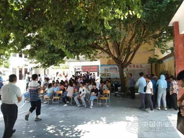 扶贫助学献爱心，小摇篮板材温暖行动正当时！