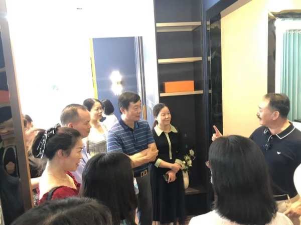 百闻不如一“闻”柳州市作协到壮象调研