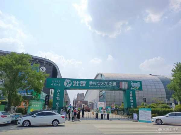 助力临沂木博会 壮象超大广告吸睛无数