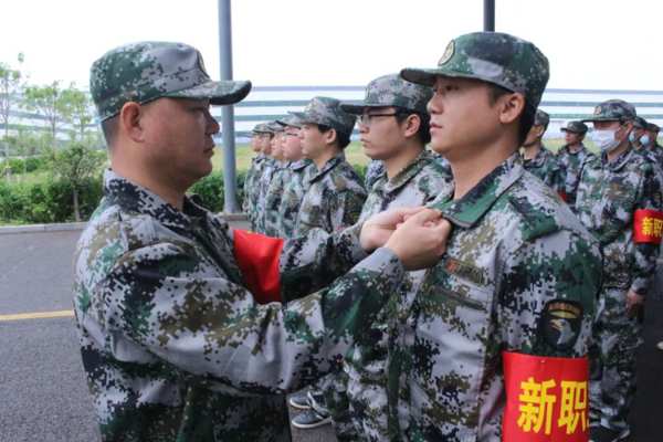 鲁丽木业公司开展新员工军训活动