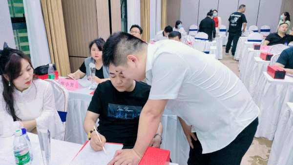 热烈祝贺雪宝品牌怀化地区经销商研讨会暨表彰大会圆满成功